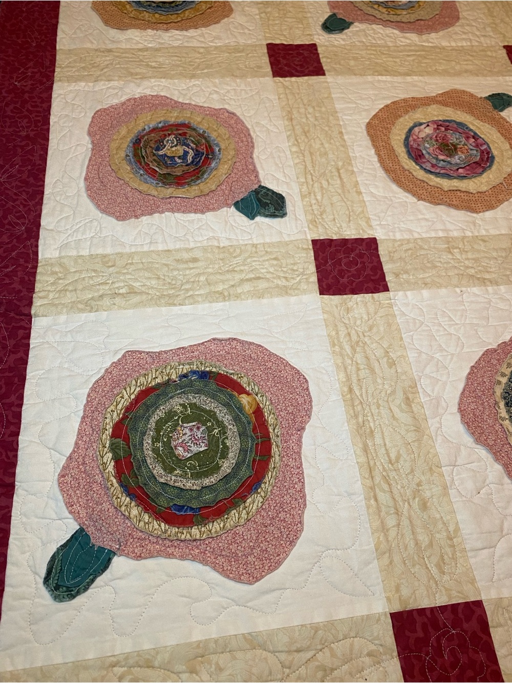 Stunning Appliqué Quilt/Throw in a dimensional floral motif. Burgundy pink gree - Picture 8 of 16
